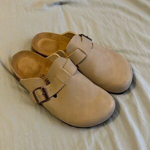 Woman’s Cushionaire Clogs. Taupe. Size 7.5